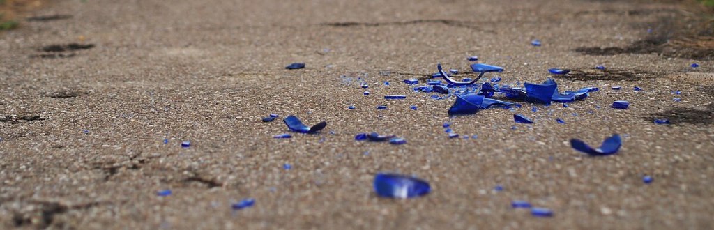 Разбитое стекло на асфальте